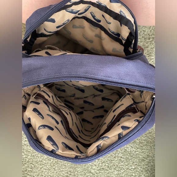 MEC UNISEX MESSENGER CROSSBODY BAG - Picture 3 of 5